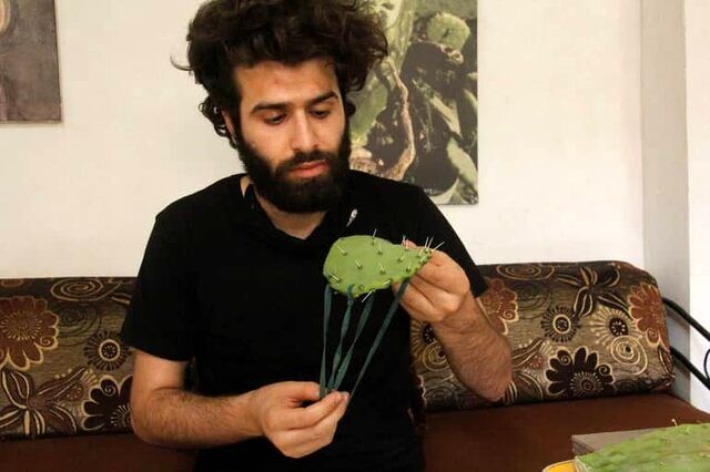 هنرمندی که با کاکتوس ماسک تولید میکند/ عکس