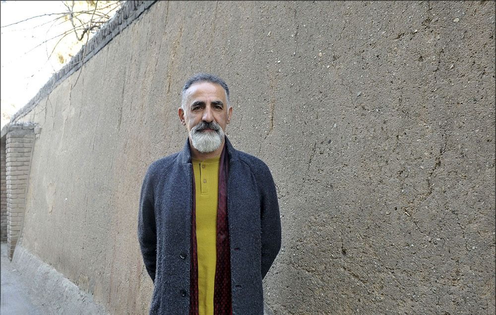 هنرمندی که در خوشنویسی کلاسیک هم شیطنت میکرد/گپی با عین الدین صادق زاده از ژن خوشنویسی تا گالری سیحون،برف نو و خاک