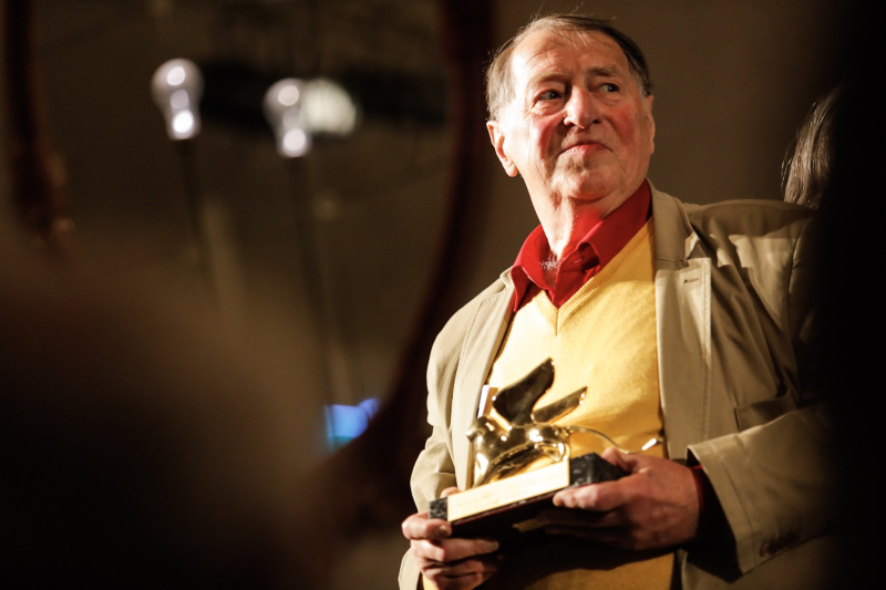 ۸۵-فرانز ارهارد والتر، برنده شیر طلایی پنجاه و هفتمین بینال ونیز ۲۰۱۷.