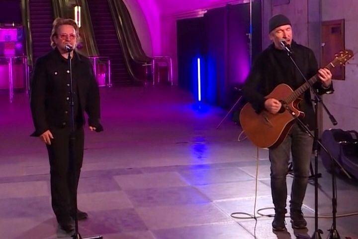 ویدئو: کنسرت خواننده U2 در مترو کیف جنگزده